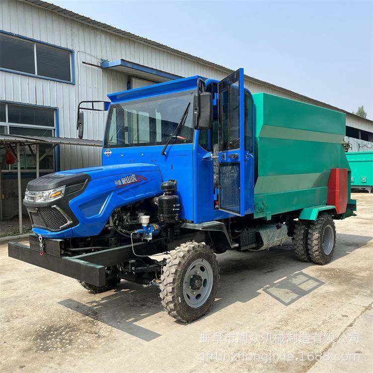 养殖场双边出料撒料车喂养牛羊柴油喂料车青储草料运输投料机厂家
