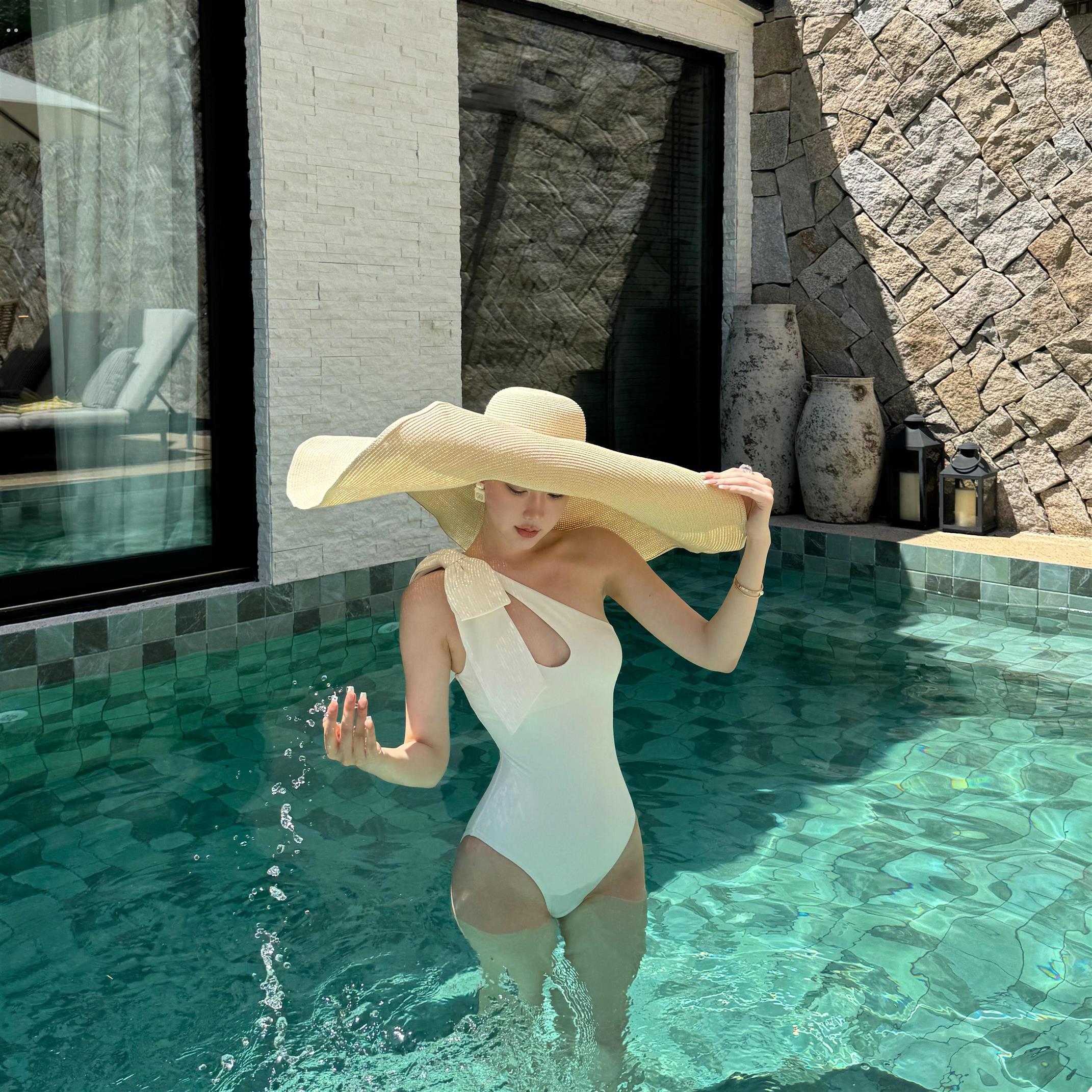 超大遮阳草帽夏季海边度假风女生大帽檐防晒沙滩帽平顶草帽可折叠