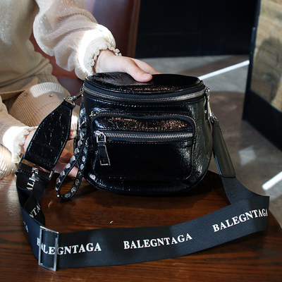 包包女2021新款爆裂纹单肩包韩版时E尚亮面胸包宽带斜挎铆钉马鞍