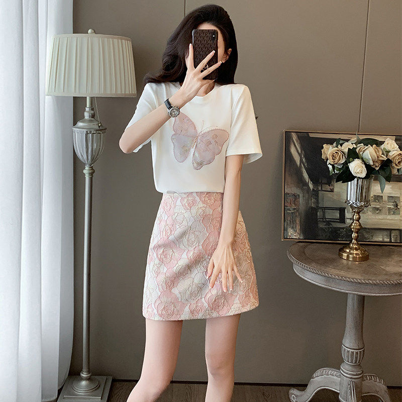 2025夏季新款减龄粉色少女感套头白T恤包臀玫瑰肌理半裙时尚套装