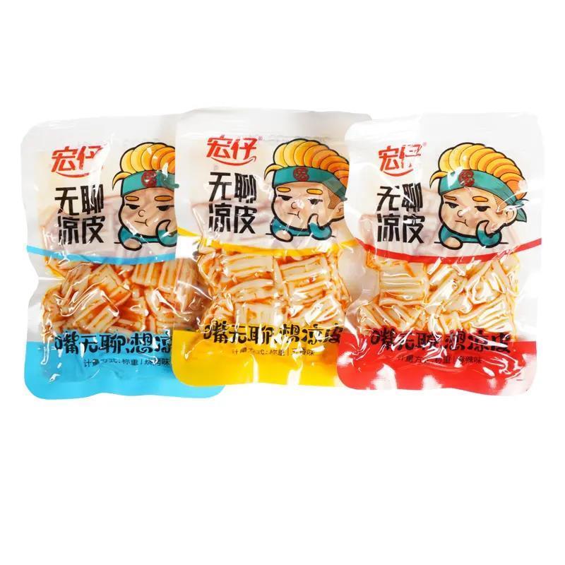 无聊凉皮宏仔麻酱脆爽辣片水晶辣皮粉皮零食麻辣解馋辣条塑胶跑道