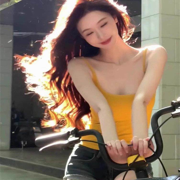 新品辣妹多巴胺泰式穿搭姜黄色修身吊带背心女遮副乳外穿美背无袖