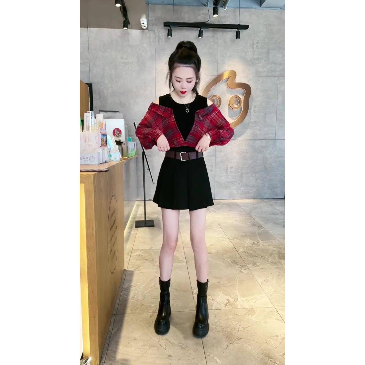 新品洋气减龄格子衬衫女欧货2026秋季新款小众设计感露肩拼接长袖