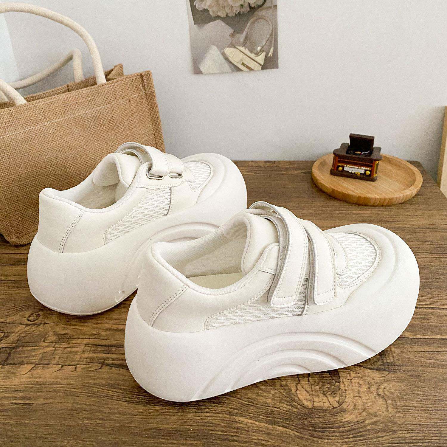 新品轻便软底～厚底小白鞋女2026夏季魔术贴网面透气小个子增高面