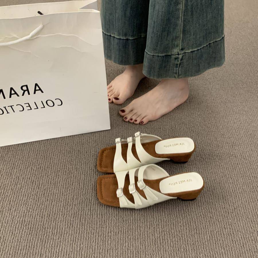 推荐韩系博肯风休闲拖鞋女2026春夏露趾金属扣粗跟橡胶底通勤外穿