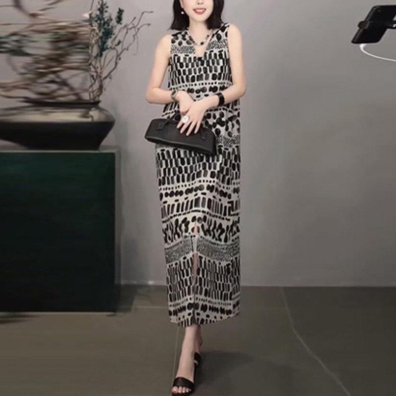 新品法式V领休闲长款背心连衣裙女2026新款几何印花马甲裙无袖衬