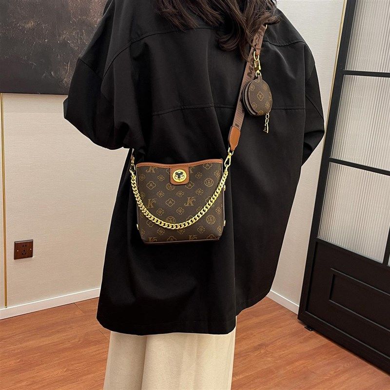 今年流行超火水桶包女士2025新款高G级感斜挎小众设计女款百搭爆,箱包皮具/热销女包/男包,水桶包,淘宝优惠券,粉丝福利购,淘宝优惠卷