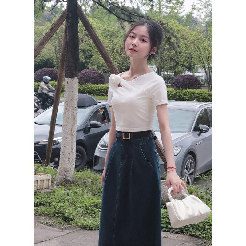 【玫瑰海岛】小娜椒小个子2024夏季设计感百P搭V领短款白色T恤女