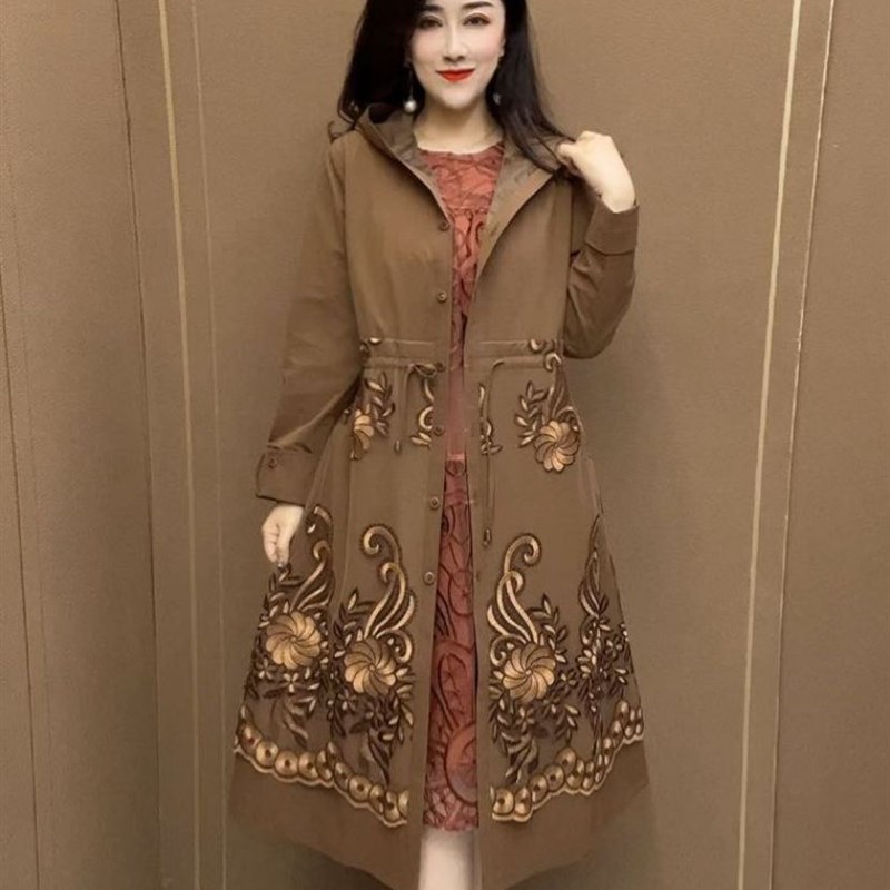 春秋季收腰大衣女士外套中年妈妈装连帽显瘦宽松刺绣中长款风衣