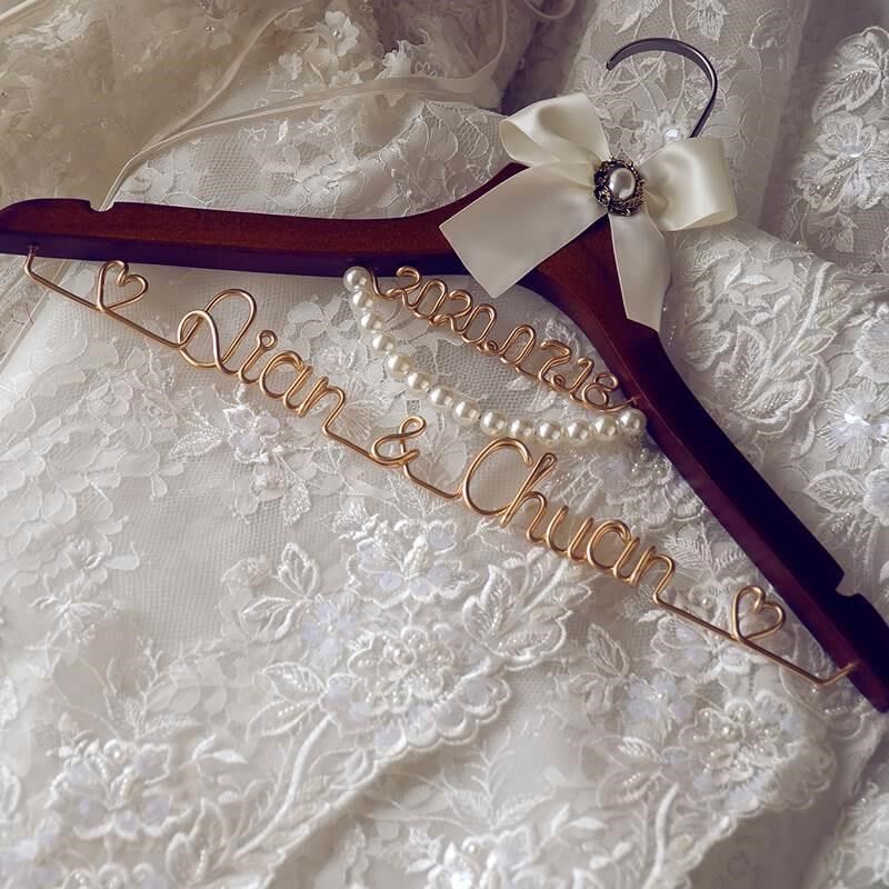 l秀新娘婚礼蕾丝晨衣架手工定制实衣挂结婚禾Q木袍喜架婚纱礼服衣