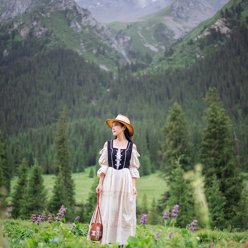 理想三旬女装新疆旅拍黑白色巴伐利亚田园风蕾丝拼接草原连衣裙