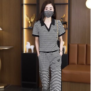 2025年夏季新款时尚条纹v宽松遮肉套装女高级设计感休闲运动两件