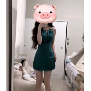 复古纯欲气质修身短裙休闲小众简约高级感绿色挂脖连衣裙夏季爆款