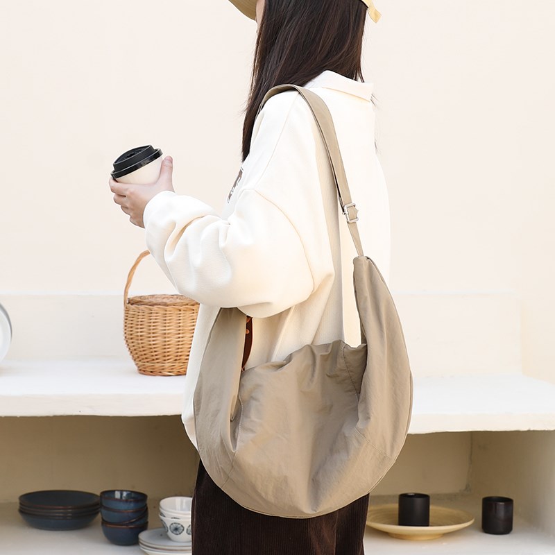 高级配色~大容量斜挎包女2024新款休闲百搭帆布包学生运动背包