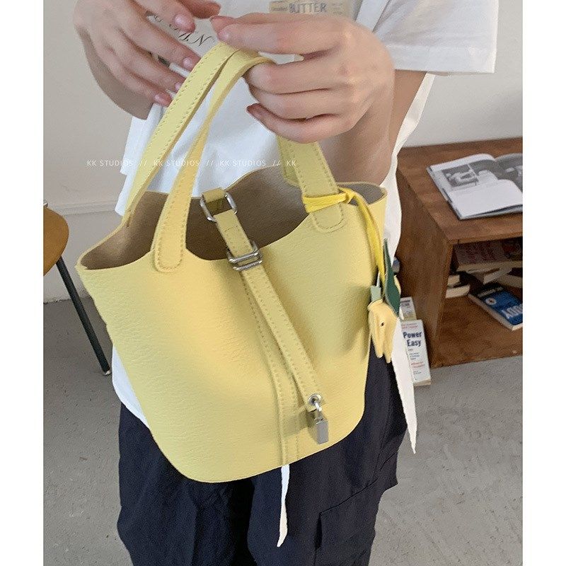 水桶包包a女斜挎小包大容量2025夏季新款小清新通勤超火单肩包
