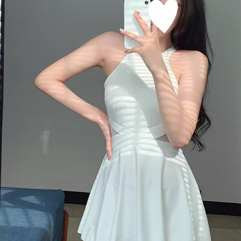 游泳衣女2024纯欲风白色v裙式连体平角裤保守显瘦遮肚小胸学生温