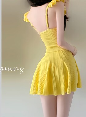 连体泳衣女新款高级感奶黄色平y角裙式遮肚显瘦小胸聚拢保守游泳