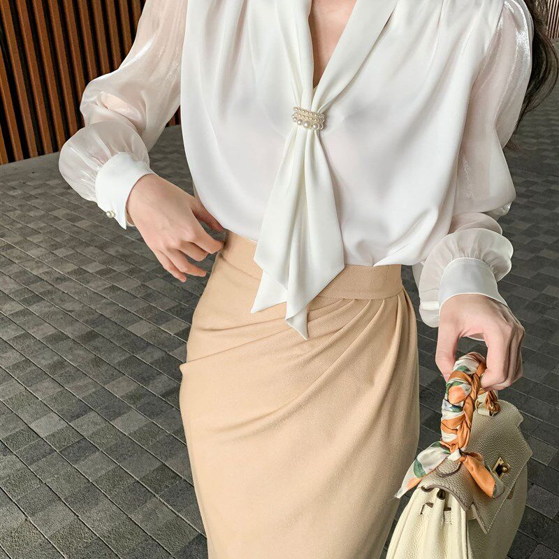 设计感珍珠扣飘带缎面V领衬衫女秋季法式M轻熟气质通勤别致衬衣