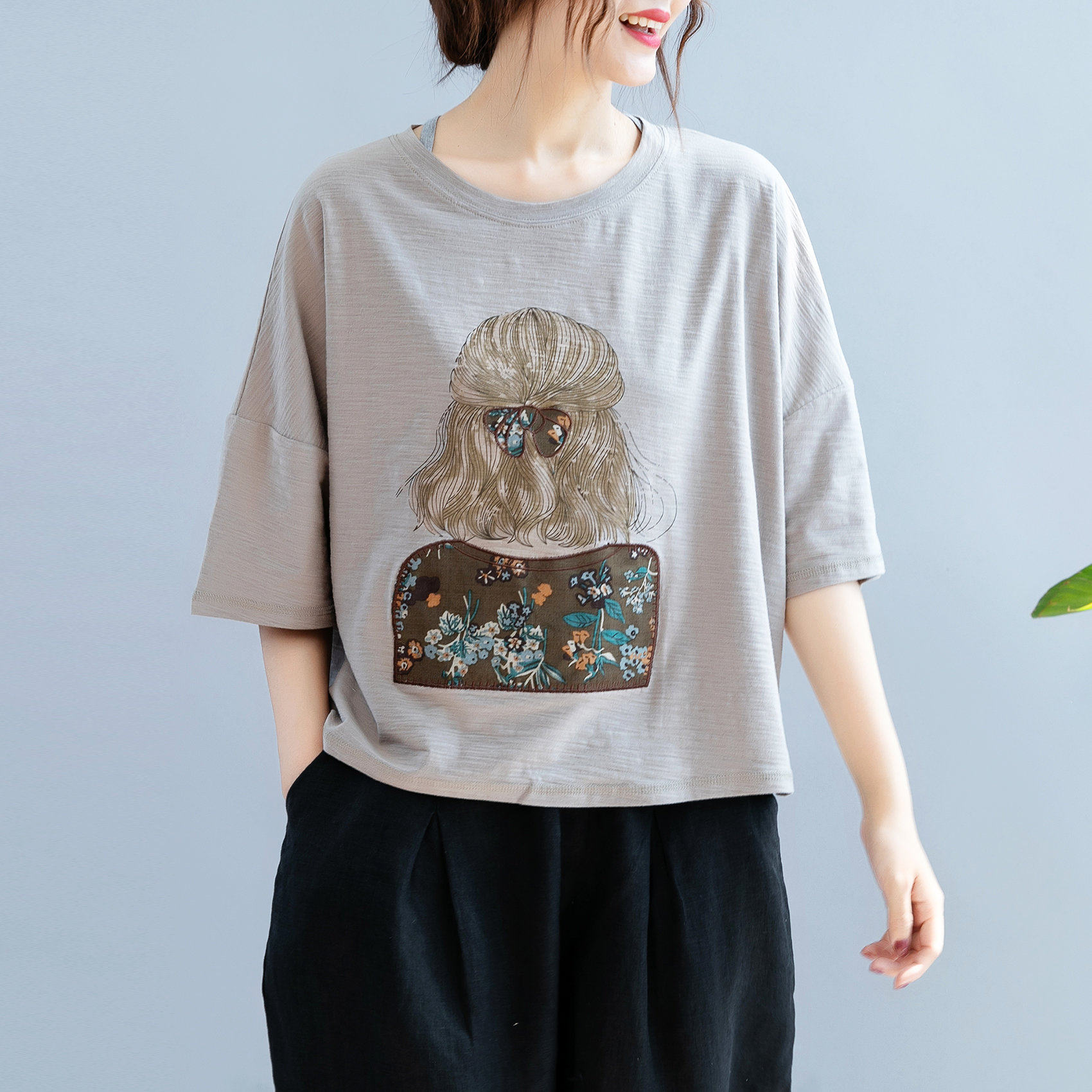 清濯米灰色竹节棉背影图案宽松圆B领T恤女文艺落肩五分袖遮肉短款