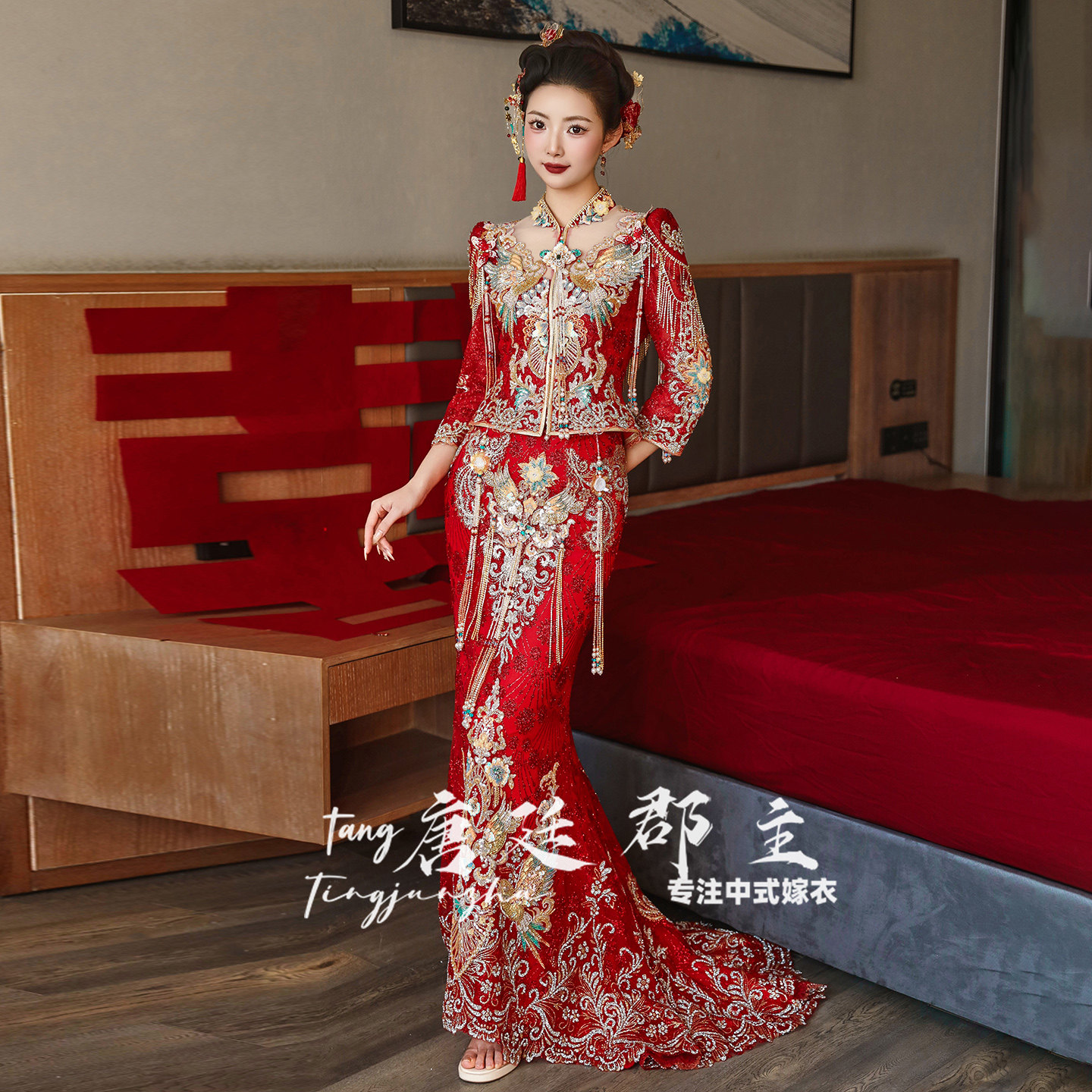 红色拖尾重工镂空蕾丝新娘秀禾服图片
