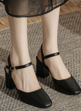 包头凉鞋女夏季大码41一43u方头一字扣带粗跟软皮高跟鞋小码31323