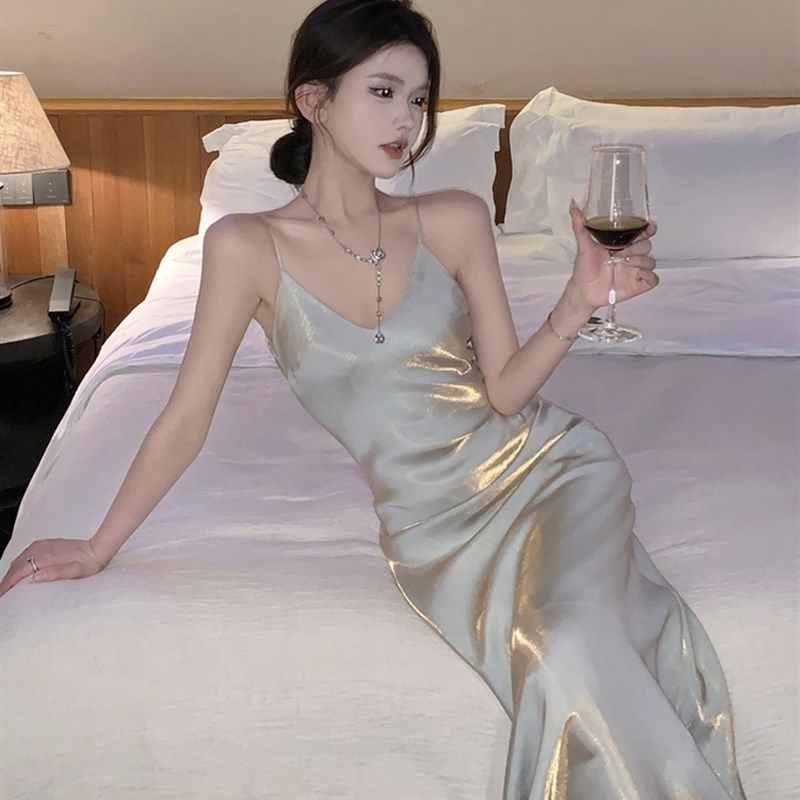 高级感法式缎面v领吊带连衣裙女收腰小个子鱼尾中长裙宴会礼服裙