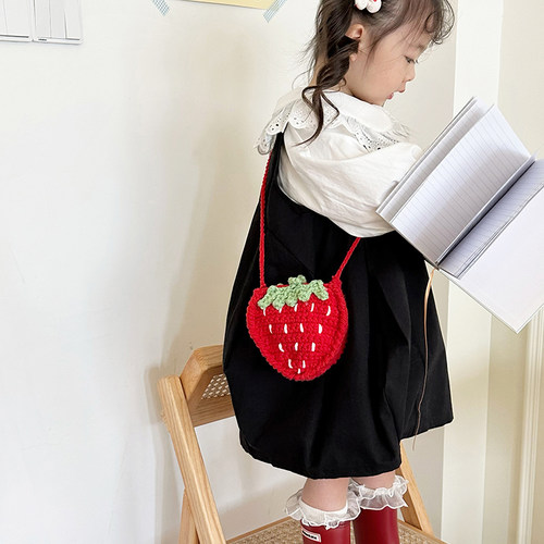 女童包包新款网红儿童斜揹包洋派可爱草莓毛线手工针织外出零钱包