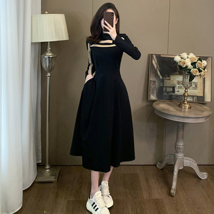 赫本风中长款气质黑色连衣裙女装秋季新款收腰显瘦高级感卫衣裙子