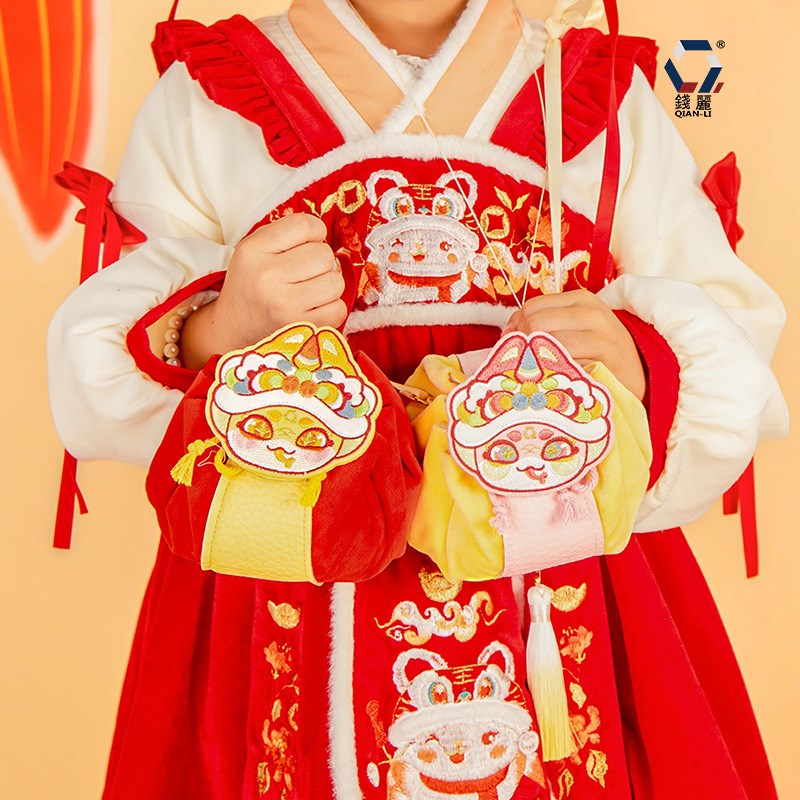 蛇年绣花包配饰刺绣毛绒斜跨汉服包古风香包汉服挂件