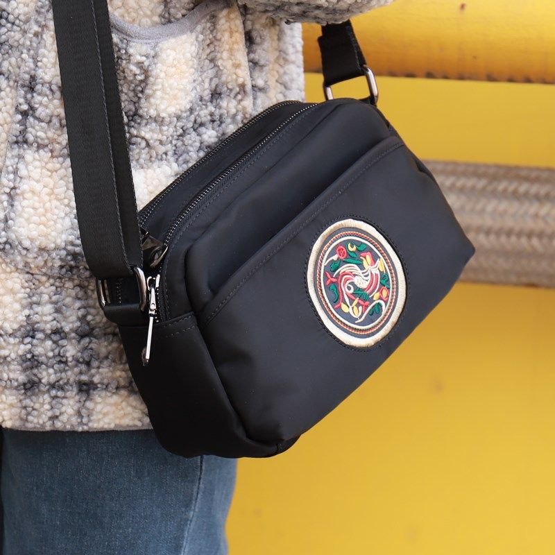 斜挎包大容量牛津布包高级感横款单肩包多层绣花包宽肩带女手机包