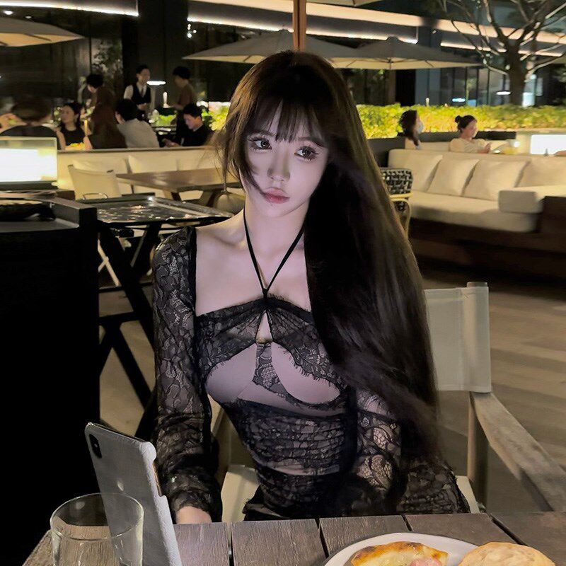 Liuu嘻嘻阿/御姐风蕾丝挂脖上衣女夏秋喇叭袖口长袖设计感连衣裙