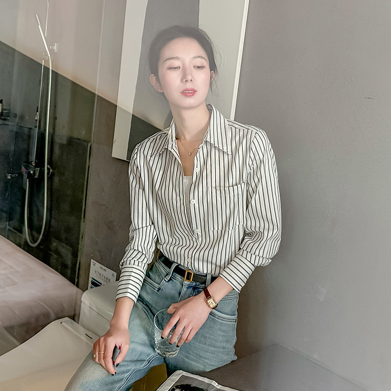 2025秋季条纹衬衫女长袖v高级感抗皱气质职业百搭内搭叠穿打底衬