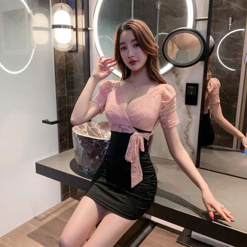 后妈裙纯欲包臀裙辣妹夜店性感连衣裙2026款蕾丝V领假两件套显瘦