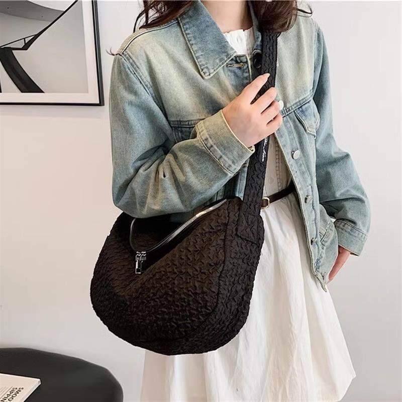 新品女生小众大容量黑色斜挎包包女2025新款潮单肩包高级感上课通