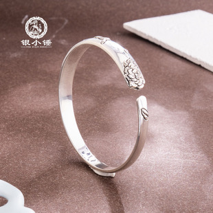 狸戏芳 可定制 大理银小锤古法手工錾刻牡丹猫咪999足银手镯女