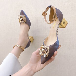 粗跟包头凉鞋女中空仙女风202z2新款夏天镂空水晶中跟珍珠尖头单
