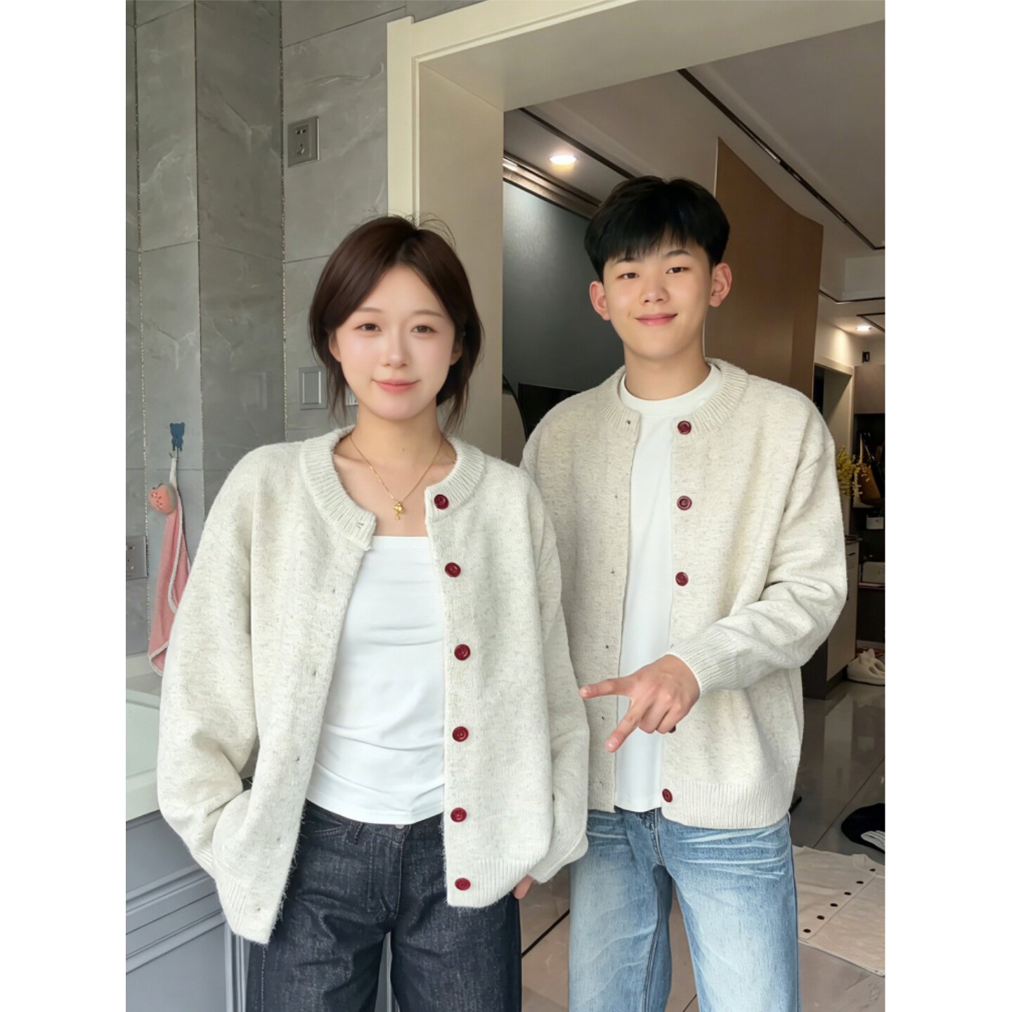 米杏色美式撞色纽扣针织开衫图片