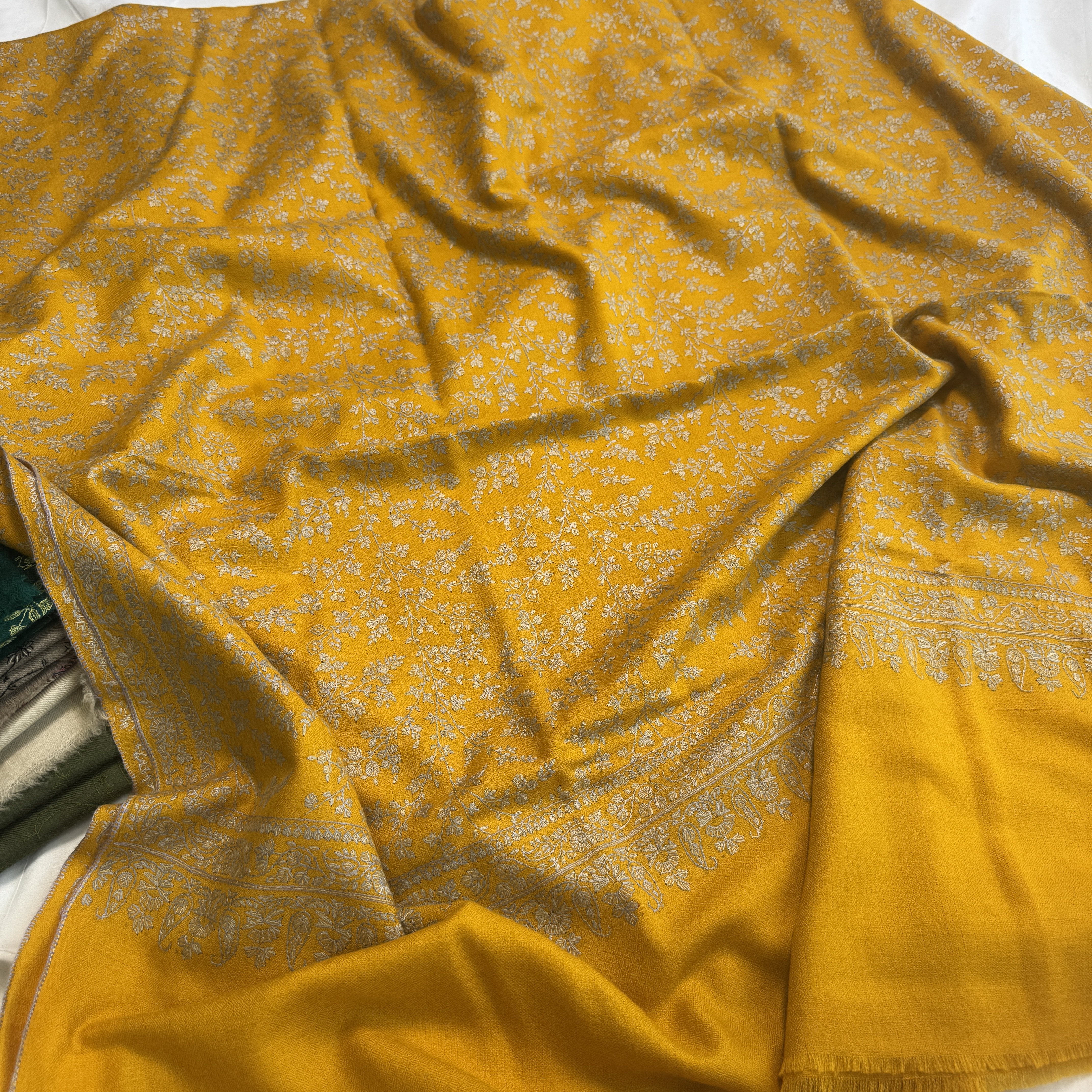 南瓜色克什米尔藤蔓刺绣手工披肩围巾