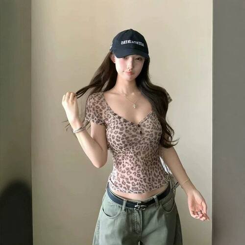 美式复古豹纹印花V领短袖斜肩T恤2026夏季女修身收腰显瘦辣妹上衣