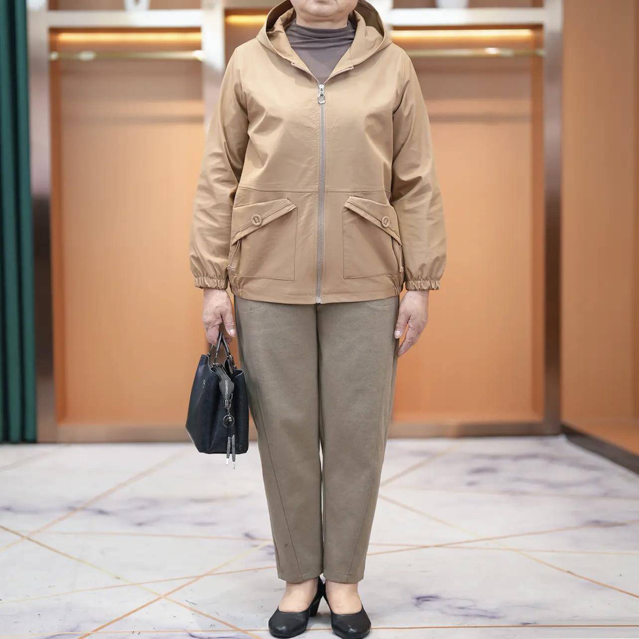 新品中老年人女装妈妈外套春秋新款洋气风衣加肥大码宽松休闲夹克
