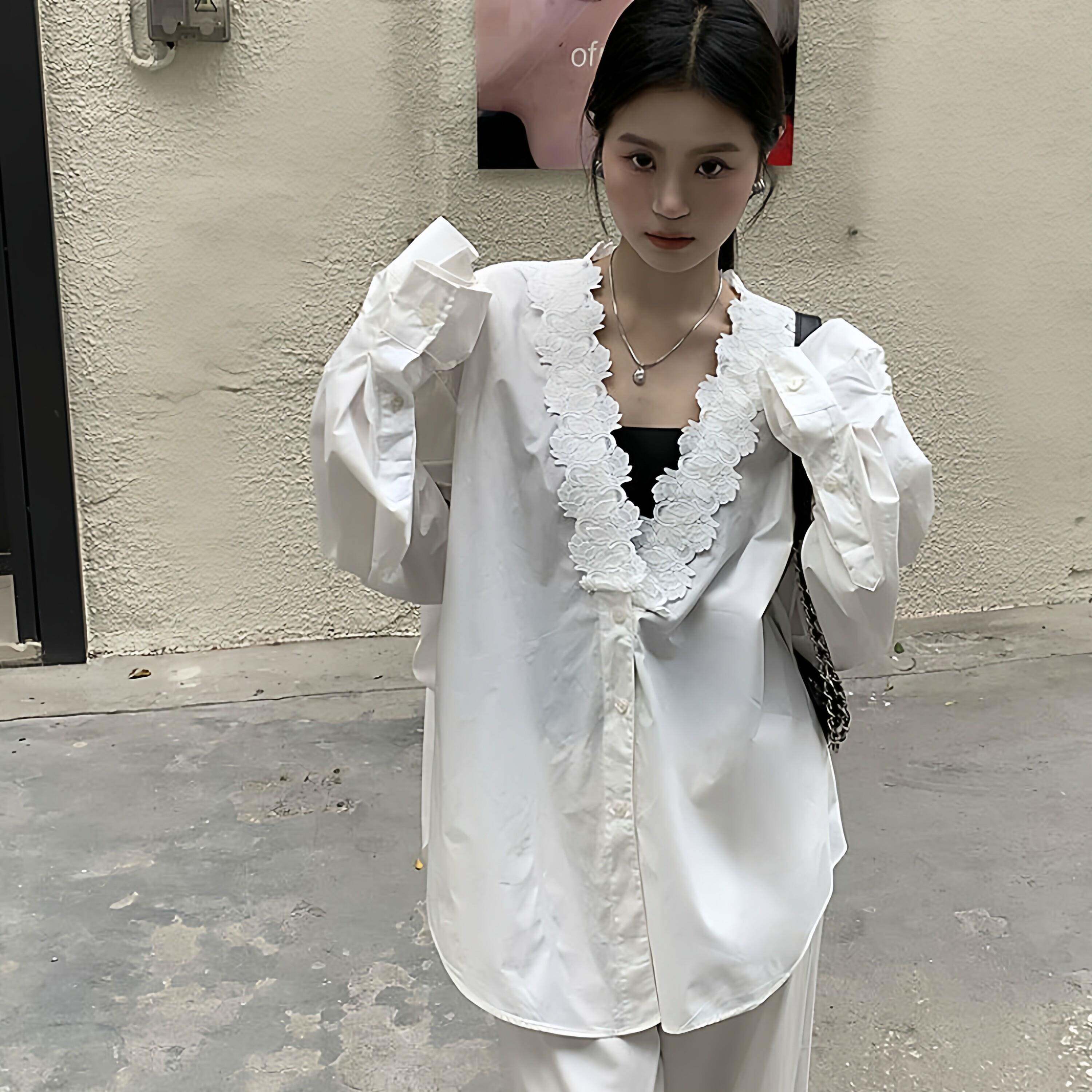 新品大码女装300斤拼接花边白色衬衫胖mm秋季设计感喇叭袖中长款