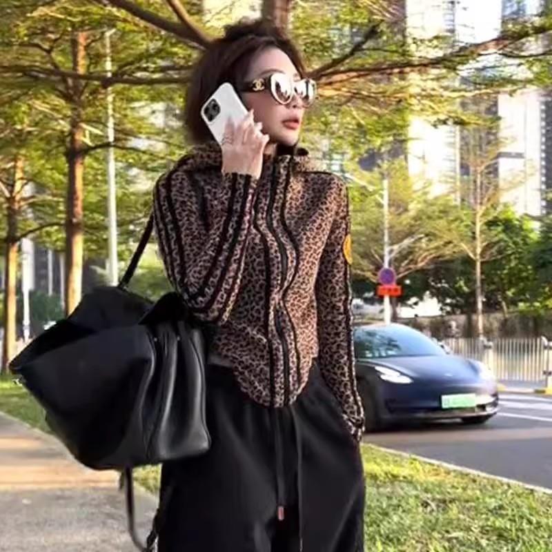 新品复古设计感短外套女士秋冬欧货立领连帽收腰显瘦时尚豹纹卫衣