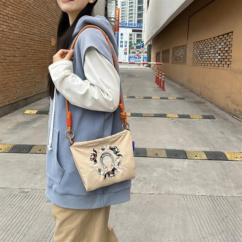 新品小马刺绣斜挎包2025春
