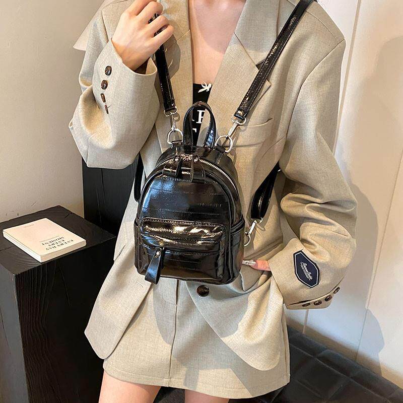 新品百搭黑色双肩包包女式2024新款夏季时尚洋气小背包外出旅行包