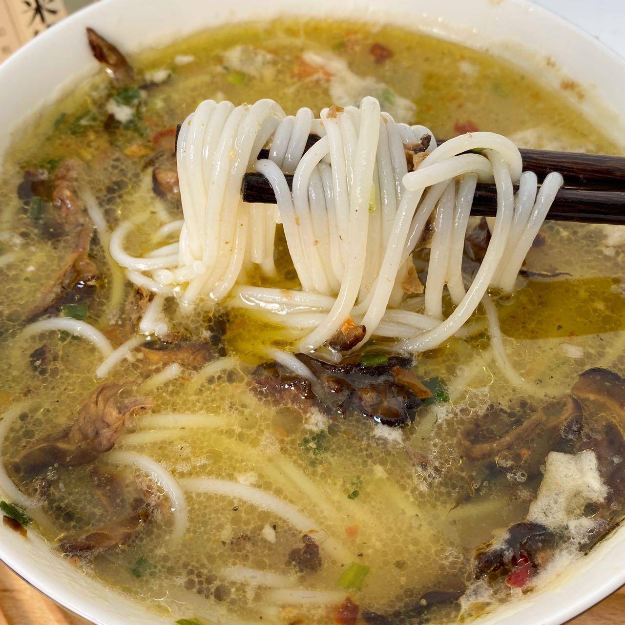食味的初相云南松茸鸡汤米线米粉菌菇带料包方便速食宵夜牛肝菌