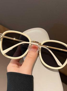 推荐墨镜2025新款潮女海边显脸小复古圆形大框太阳镜白色边框防紫
