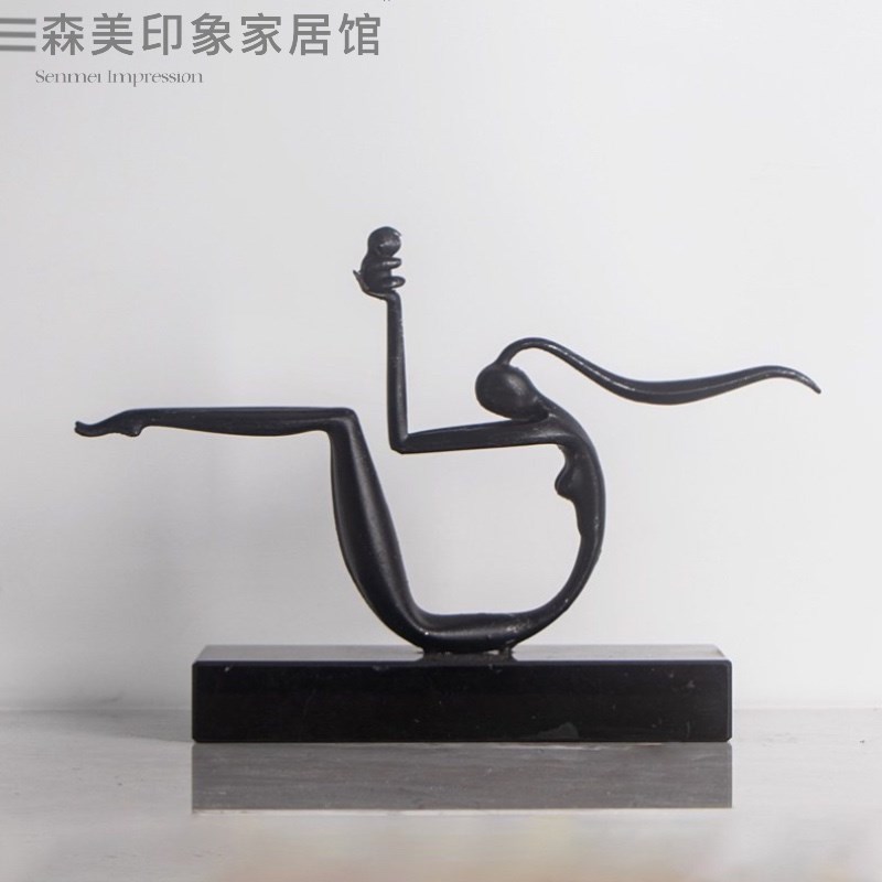 现代简约黑白高级金属o质感人物特色摆件样板间售楼处酒店大堂饰