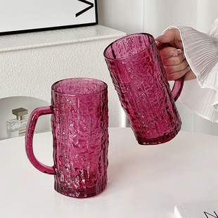 玫红树皮纹带把啤酒杯大容量家用高颜值网红果汁精酿扎啤玻璃杯子