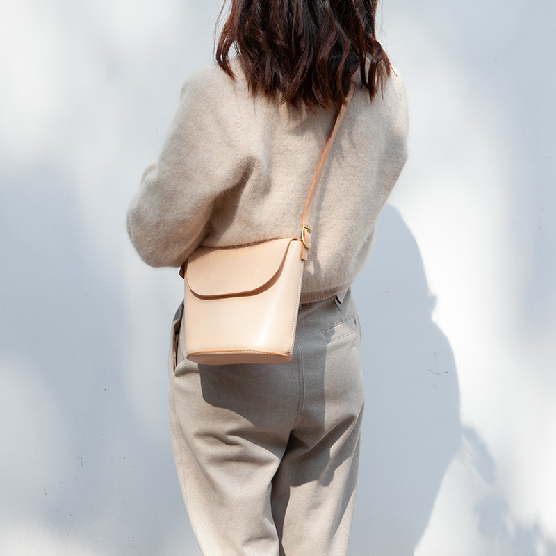 植鞣革手工女包日系文艺复古牛皮单肩小包真皮简约休闲斜挎水桶包