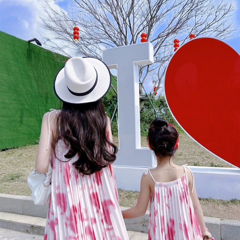亲子装2023夏季新款法式设计感扎染吊带连衣裙母女装长款仙女裙子